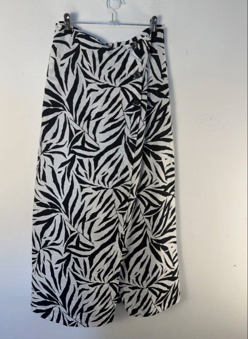 M&S Skirt size Large (Category: Skirts) located in Mandaluyong City. Submitted by trissells (Listing ID 1470041358, Image 1). Description: .