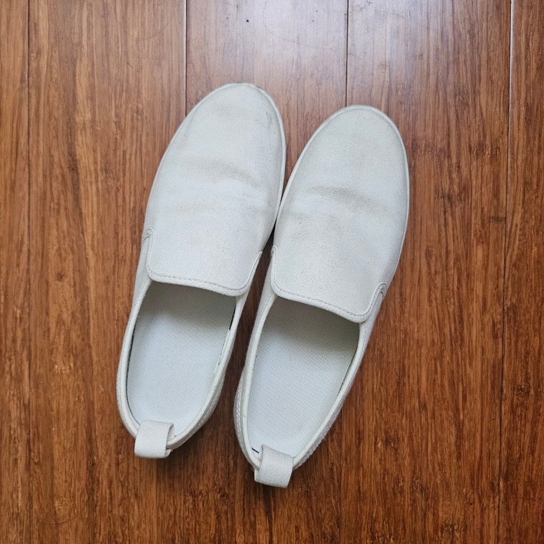 Muji White Shoes (Category: Casual Shoes) located in Quezon City. Submitted by arydeclutters (Listing ID 1469996608, Image 1). Description: RFS: need funds and decluttering LAST PRICE POSTED!! QC area MOP: GCash, Maya, GoTyme MOD: JNT, Lalamove, LBC ONLY SF shouldered by buyer.