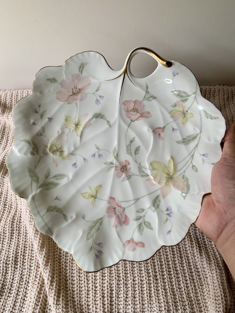 Narumi Pastel Garden Leaf Shaped Plate -10” (Category: Dinnerware & Cutlery) located in Tandag. Submitted by jeason_22 (Listing ID 1470038031, Image 2). Description: Narumi Pastel Garden leaf-shaped porcelain bowl (made in Japan), featuring a delicate floral pattern in soft pastel tones, a fluted leaf edge, gold trim, and a built-in handle Condition: may chip sa rim part ng plate (see photo) .. good as new sana kung dilang sa chip 😭 Diameter: 10