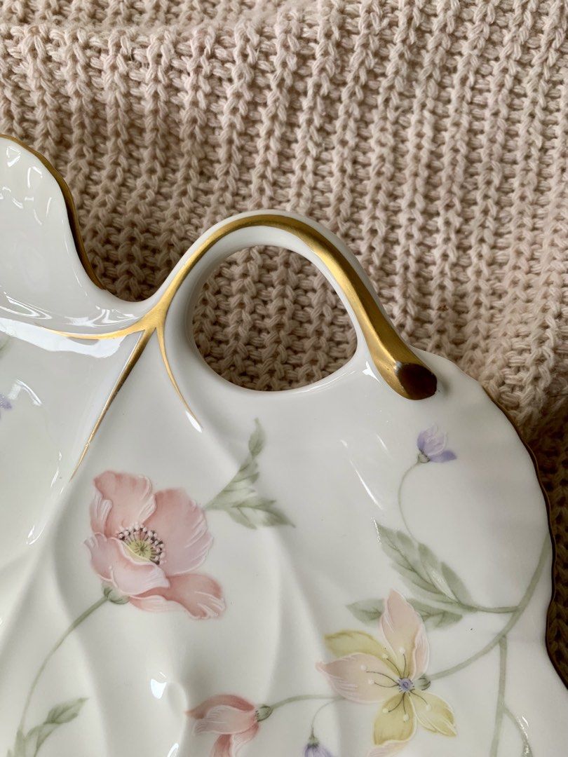 Narumi Pastel Garden Leaf Shaped Plate -10” (Category: Dinnerware & Cutlery) located in Tandag. Submitted by jeason_22 (Listing ID 1470038031, Image 3). Description: Narumi Pastel Garden leaf-shaped porcelain bowl (made in Japan), featuring a delicate floral pattern in soft pastel tones, a fluted leaf edge, gold trim, and a built-in handle Condition: may chip sa rim part ng plate (see photo) .. good as new sana kung dilang sa chip 😭 Diameter: 10