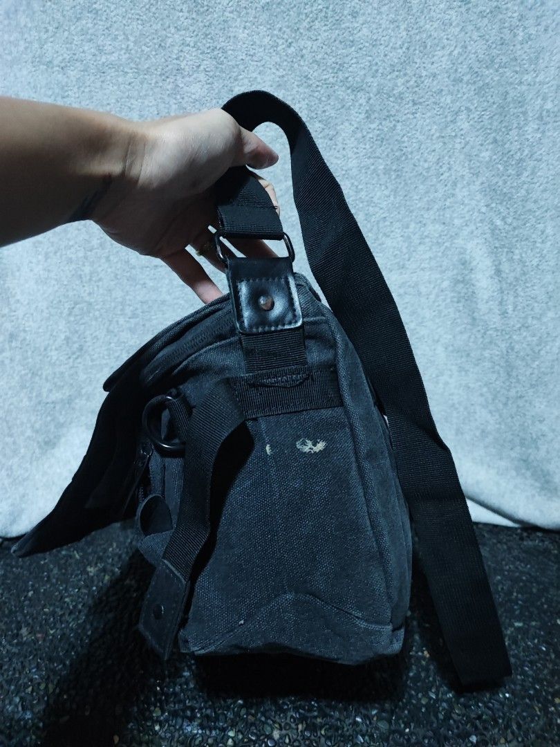 National Geographic Camera Bag (Category: Sling Bags) located in Baguio. Submitted by jayrgijc52758 (Listing ID 1470088660, Image 3). Description: National Geographic camera bag No camera inserts included Excellent condition 1k.