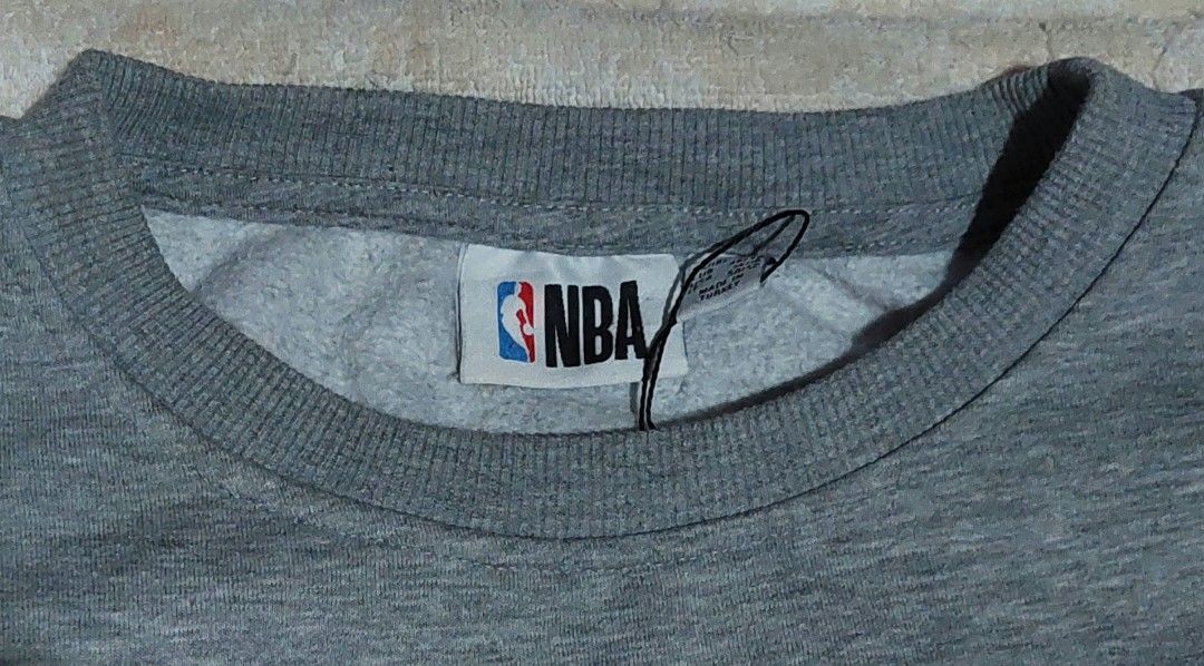 NBA LA LAKERS crewneck sweatshirt (Category: Coats, Jackets and Outerwear) located in Daet. Submitted by stonervoid (Listing ID 1470113025, Image 3). Description: NBA LA LAKERS crewneck sweatshirt dimes 26x29 sleeve 19 500 shipped.