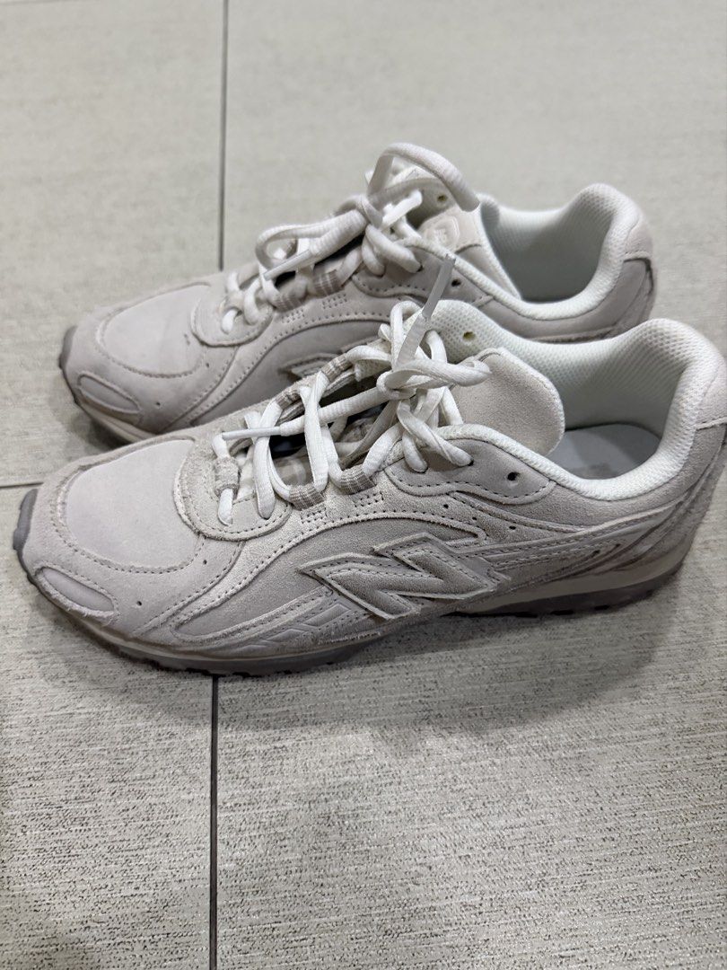 New Balance 204L Light Grey Sneakers (Category: Sneakers) located in Davao. Submitted by pamdyclutters (Listing ID 1470063895, Image 3). Description: - Brand: New Balance - Model: 204L - Color: Light Grey - Material: Premium suede and mesh overlays with iconic N logo - Features: Classic white laces and comfortable cushioned inner lining - Size: US 8.5 Men / US 8 Women / UK 8 / EU 39.5 / 245 MM *Used only thrice! .