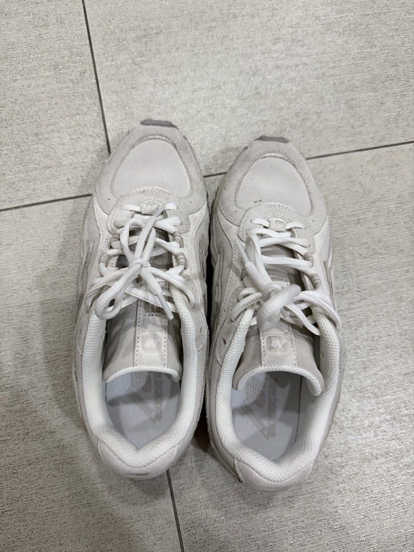New Balance 204L Light Grey Sneakers (Category: Sneakers) located in Davao. Submitted by pamdyclutters (Listing ID 1470063895, Image 1). Description: - Brand: New Balance - Model: 204L - Color: Light Grey - Material: Premium suede and mesh overlays with iconic N logo - Features: Classic white laces and comfortable cushioned inner lining - Size: US 8.5 Men / US 8 Women / UK 8 / EU 39.5 / 245 MM *Used only thrice! .