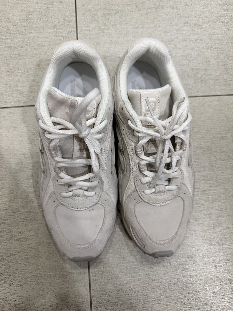 New Balance 204L Light Grey Sneakers (Category: Sneakers) located in Davao. Submitted by pamdyclutters (Listing ID 1470063895, Image 2). Description: - Brand: New Balance - Model: 204L - Color: Light Grey - Material: Premium suede and mesh overlays with iconic N logo - Features: Classic white laces and comfortable cushioned inner lining - Size: US 8.5 Men / US 8 Women / UK 8 / EU 39.5 / 245 MM *Used only thrice! .