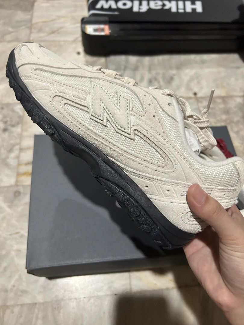 New Balance 204L Medium Moyen (Category: Sneakers) located in Manila. Submitted by blueshark27 (Listing ID 1470072986, Image 3). Description: FOR SALE: New Balance 204L Medium Moyen (Brand New) 👟✨ 📌 Condition: Never used / Brand New 📌 Purchased from: Foot Locker 📌 Includes: Extra red shoelaces 📌 W/ box 📌 Size: • US 6.5 Men’s • US 8 Women’s 💰 Price: P 6000 📦 Shipping: Grab delivery available (shouldered by buyer) 🤝 Meet-up: BGC High Stree