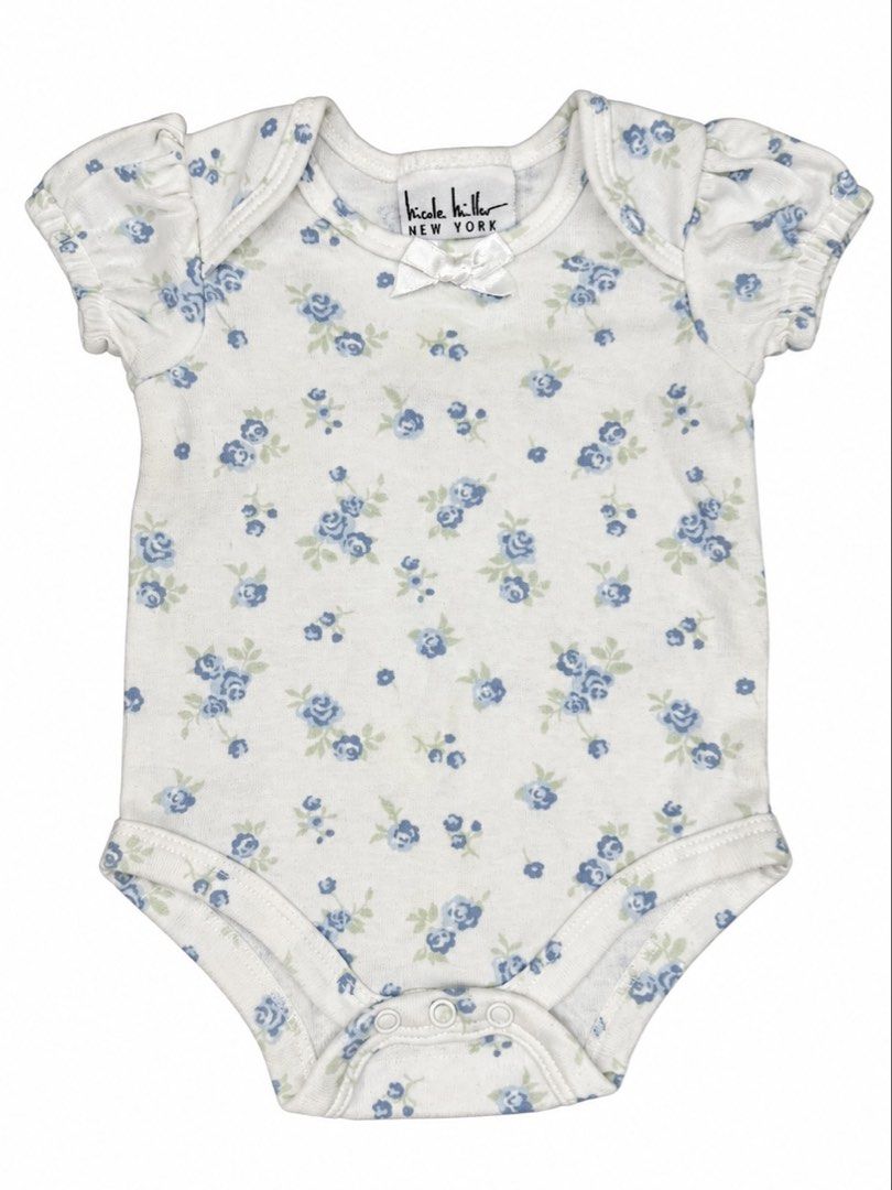 Nicole Miller Onesie (0-3M) (Category: Babies & Kids Fashion) located in Angeles City. Submitted by aeapreloved (Listing ID 1469950362, Image 1). Description: 🌸 Nicole Miller New York Floral Baby Bodysuit ✨ Short sleeves with gathered shoulders ✨ Soft, lightweight fabric ✨ Snap-button closure for easy diaper changes ✨ Sweet floral design, perfect for everyday wear 📏 Size: 0–3 months .