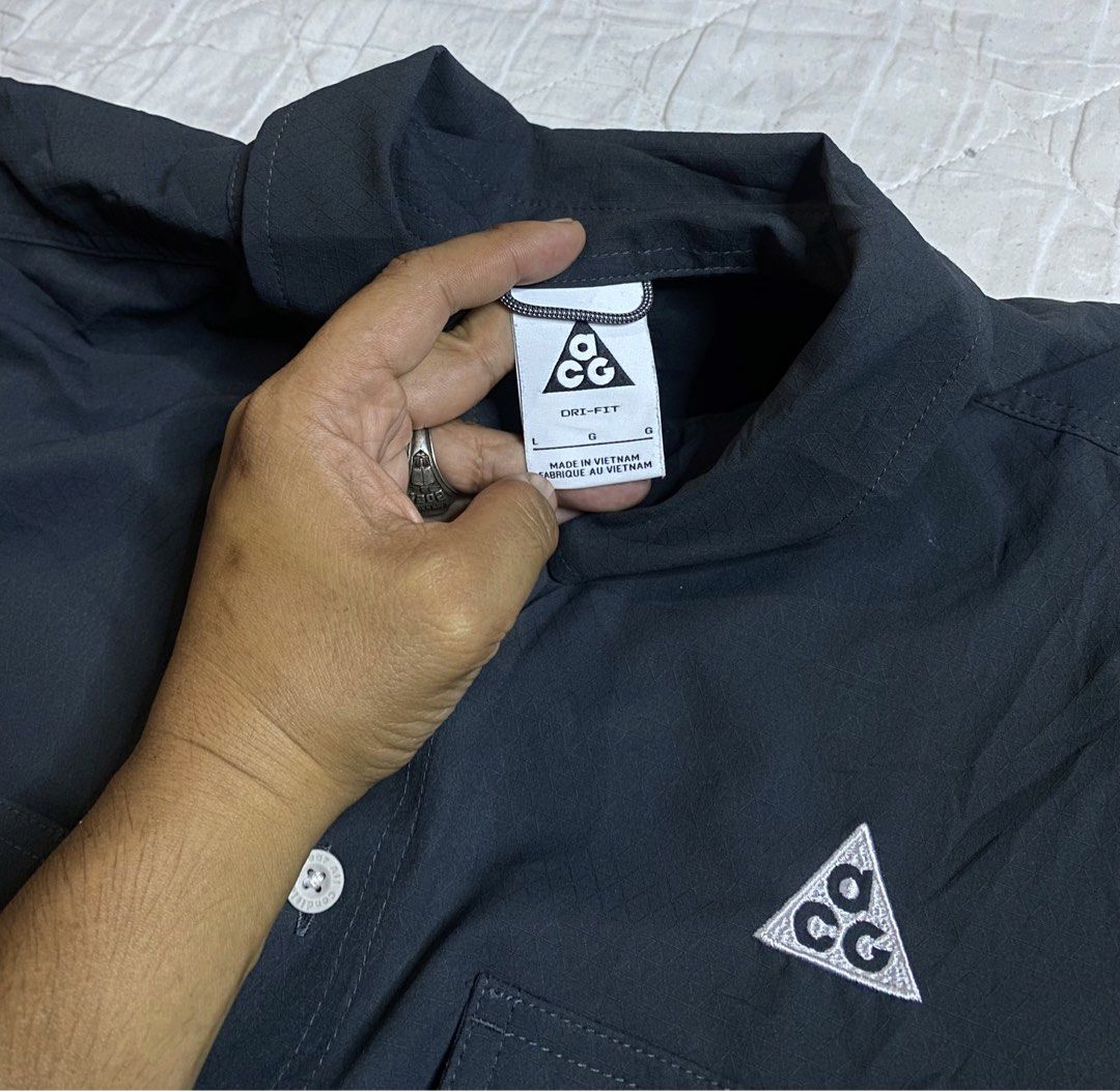 Nike ACG Devastation Trail Long Sleeve Cargo Shirt (Category: Coats, Jackets and Outerwear) located in Santa Cruz. Submitted by xaviers-thrift (Listing ID 1470098630, Image 3). Description: - Brand: Nike ACG - Model: Devastation Trail Long Sleeve Shirt - Color: Black - Size: Large (L) - Fabric: Dri-FIT technology to keep you dry - Details: Multiple utility cargo pockets on the chest with carabiner clip detail, button-up front, classic collar - Or