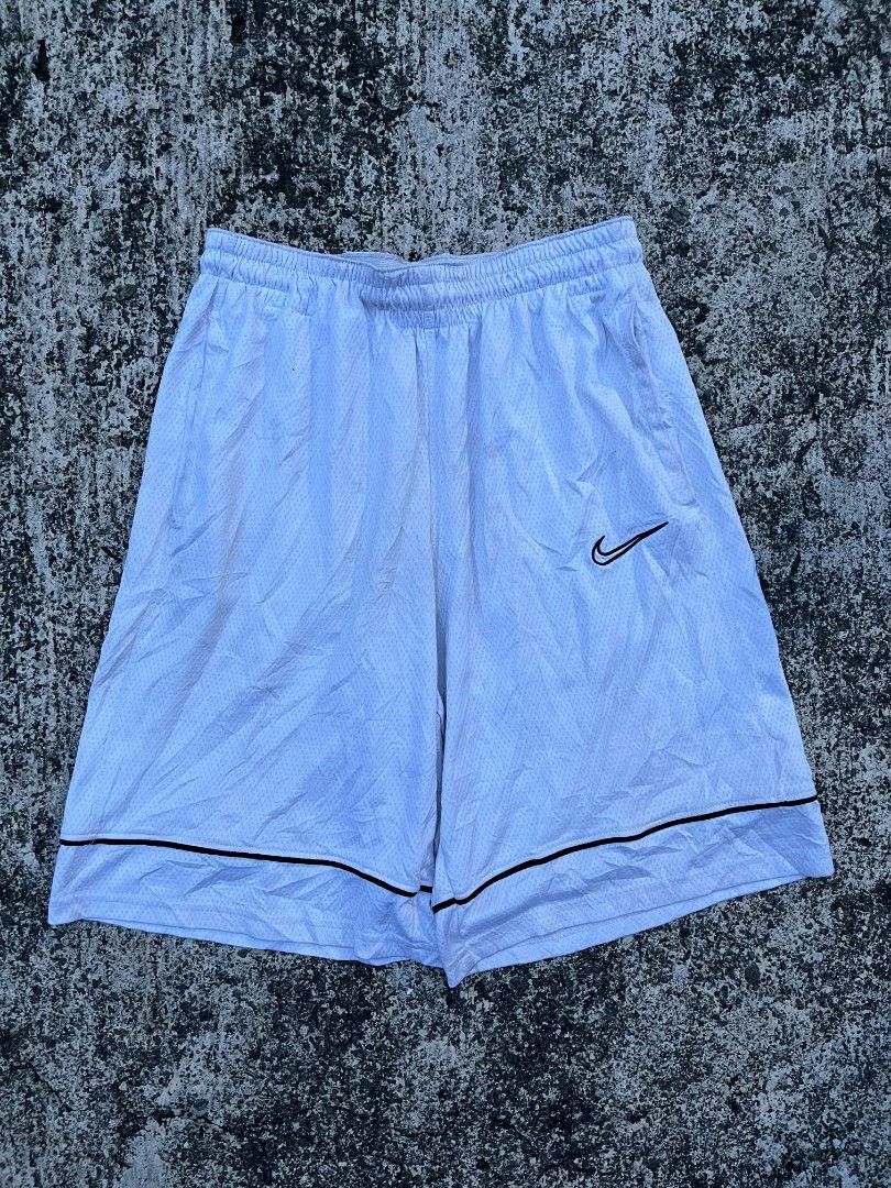 Nike Baller Short (Category: Shorts) located in Talisay. Submitted by reyteliquido (Listing ID 1470063919, Image 3). Description: Small fit medium Length 19.5 Leg opening 12 Excellent condition Color rate 10/10 Color may vary due to lighting Issue loosestich sa waist and need wash.