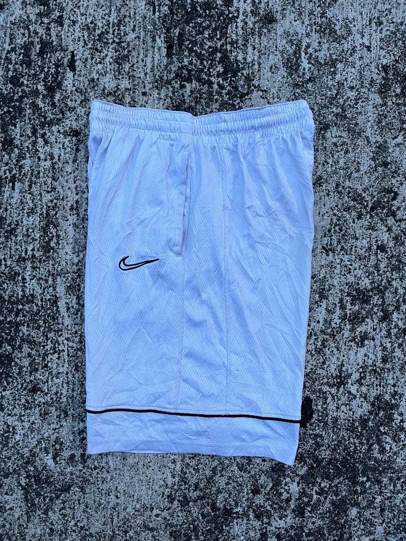 Nike Baller Short (Category: Shorts) located in Talisay. Submitted by reyteliquido (Listing ID 1470063919, Image 1). Description: Small fit medium Length 19.5 Leg opening 12 Excellent condition Color rate 10/10 Color may vary due to lighting Issue loosestich sa waist and need wash.