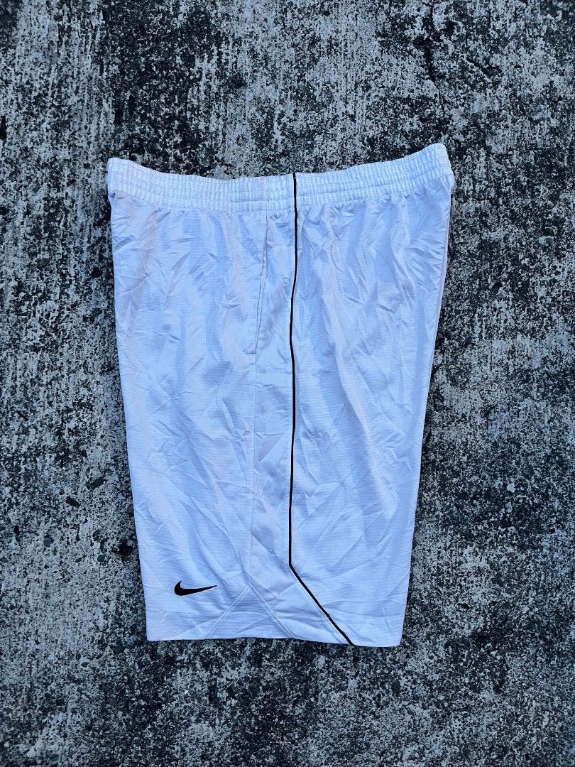 Nike Baller Short Lining (Category: Shorts) located in Talisay. Submitted by reyteliquido (Listing ID 1470064984, Image 1). Description: Large fit Xl Length 23 Leg opening 13.5 Excellent condition Color rate 10/10 Issue loosegart pero may lace and need wash Color may vary due to lighting.