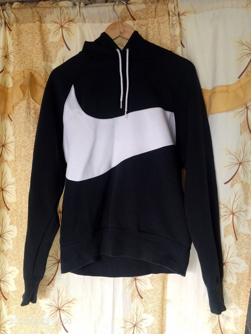Nike big swoosh (Category: Coats, Jackets and Outerwear) located in Calasiao. Submitted by paupau.bb (Listing ID 1469954448, Image 1). Description: Nike big swoosh 22x26 Great condition.