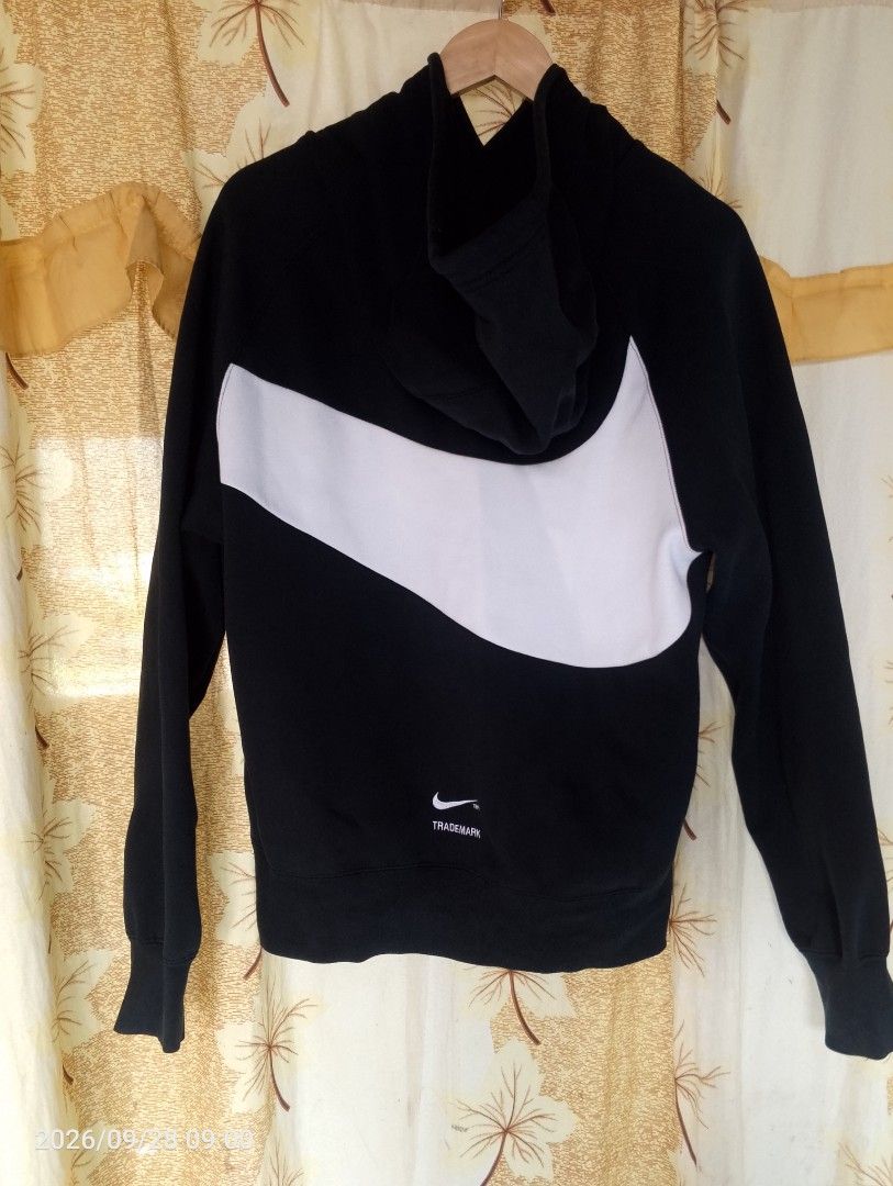 Nike big swoosh (Category: Coats, Jackets and Outerwear) located in Calasiao. Submitted by paupau.bb (Listing ID 1469954448, Image 2). Description: Nike big swoosh 22x26 Great condition.