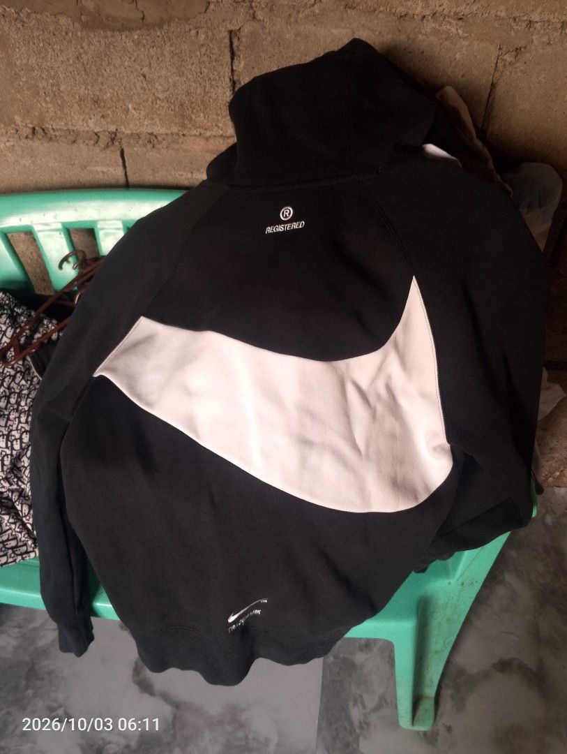 Nike big swoosh (Category: Coats, Jackets and Outerwear) located in Calasiao. Submitted by paupau.bb (Listing ID 1469954448, Image 3). Description: Nike big swoosh 22x26 Great condition.