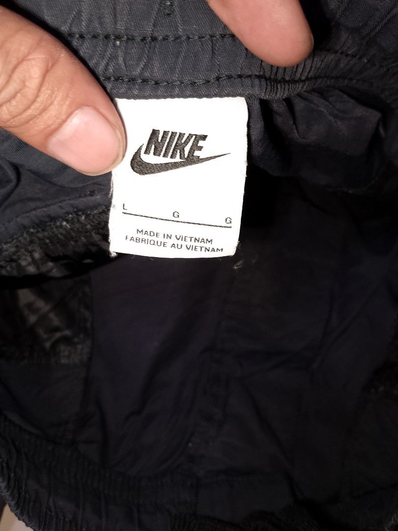 Nike Cargo Pants Black DD5208-010 Size L (Category: Joggers) located in Manila. Submitted by mjthrifted_second (Listing ID 1469993486, Image 3). Description: - Brand: Nike -Actual Size: 30/40 - Item: Cargo Pants - Color: Black - Size: L (Tag attached) - Features: Adjustable drawstring waist with black cords, side cargo pockets with snap button closure - Branding: Embroidered Nike swoosh logo near left pocket - Details: Style code DD5208-010, Made