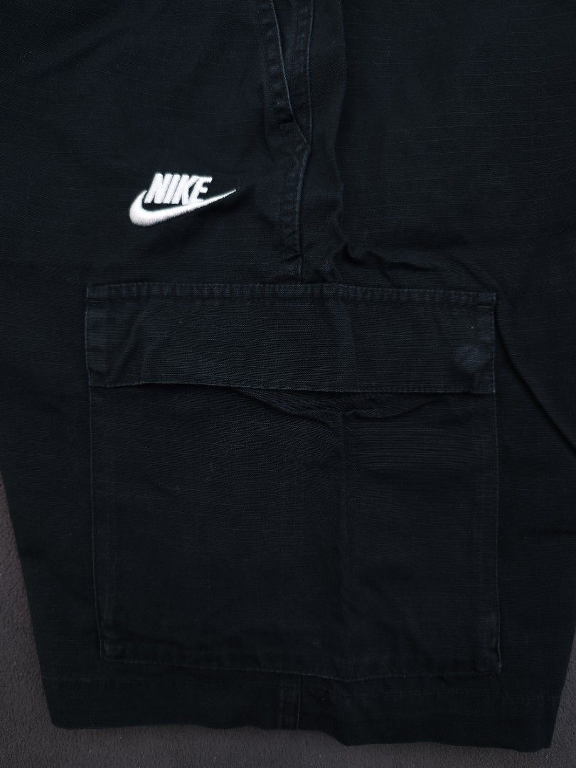Nike Cargo Shorts (Category: Shorts) located in Bulacan. Submitted by emilj23 (Listing ID 1469961387, Image 3). Description: Nike Cargo Nylon Shorts Size M on tag L 20.5 W 30-34 Leg Hole 12 Condition 9.5/10 Color rate 9.5/10 No Issue.