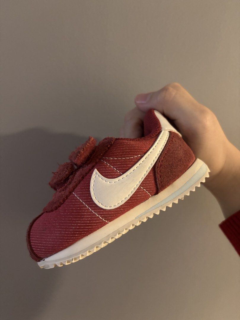 Nike Cortez Baby Shoes (Category: Babies & Kids Fashion) located in Quezon City. Submitted by clairebear07 (Listing ID 1470022869, Image 3). Description: Used a few times Bought for 2,295 at Nike MOA RFS: doesn’t fit my baby anymore Preloved Nike Cortez sneakers in a beautiful crimson red colorway. Classic, sporty, and easy to wear for little ones! Unisex design — perfect for both baby boys and girls! • Size: US 4C | UK 3.5 | EU 19.5 • Double Vel