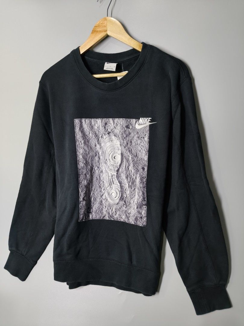 Nike Crewneck (Category: Coats, Jackets and Outerwear) located in Baguio. Submitted by modern6tone6 (Listing ID 1470048862, Image 3). Description: Excellent Condition 9.5/10 Color rate.
