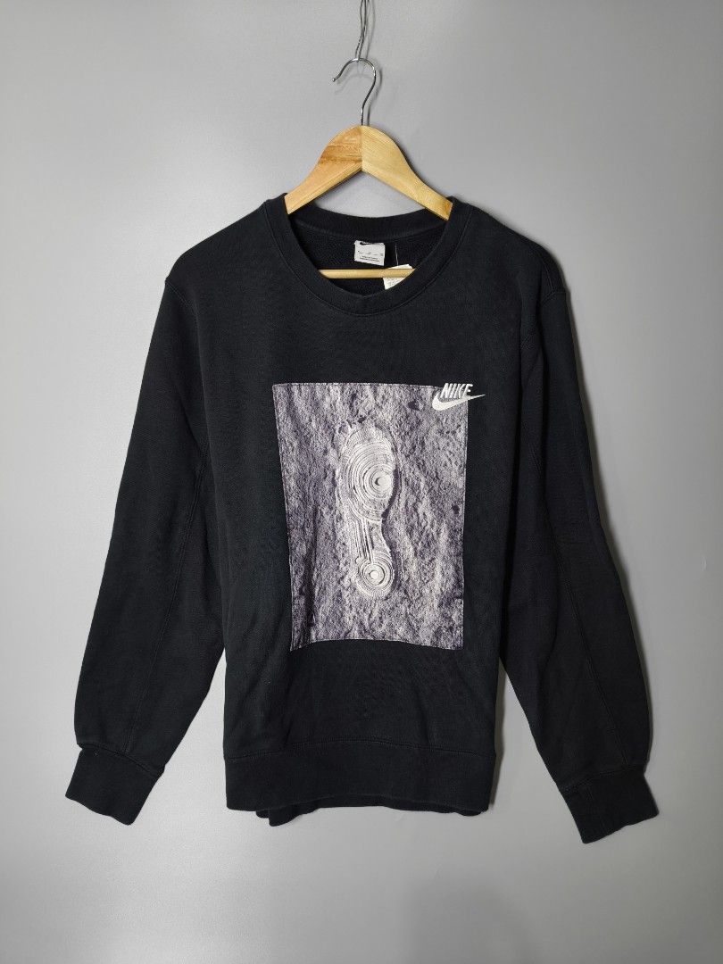 Nike Crewneck (Category: Coats, Jackets and Outerwear) located in Baguio. Submitted by modern6tone6 (Listing ID 1470048862, Image 1). Description: Excellent Condition 9.5/10 Color rate.
