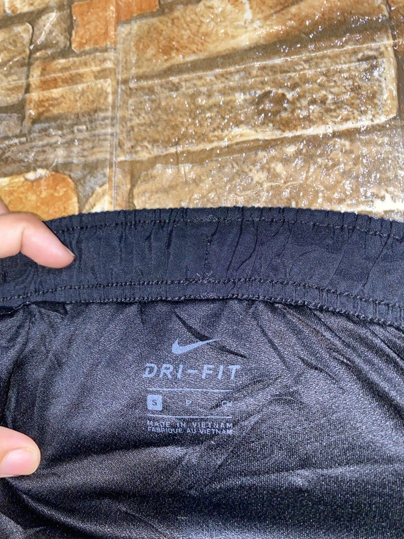 NIKE DRIFIT RUNNING SHORTS (Category: Shorts) located in Cebu City. Submitted by arsenyong (Listing ID 1469966287, Image 3). Description: Waist:26-30 Length :11 Hem:10 Excellent .