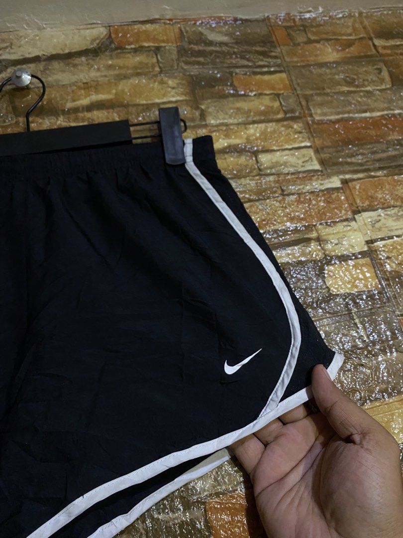 NIKE DRIFIT RUNNING SHORTS (Category: Shorts) located in Cebu City. Submitted by arsenyong (Listing ID 1469966468, Image 2). Description: Waist:26-30 Length :10 Hem:9 Excellent .