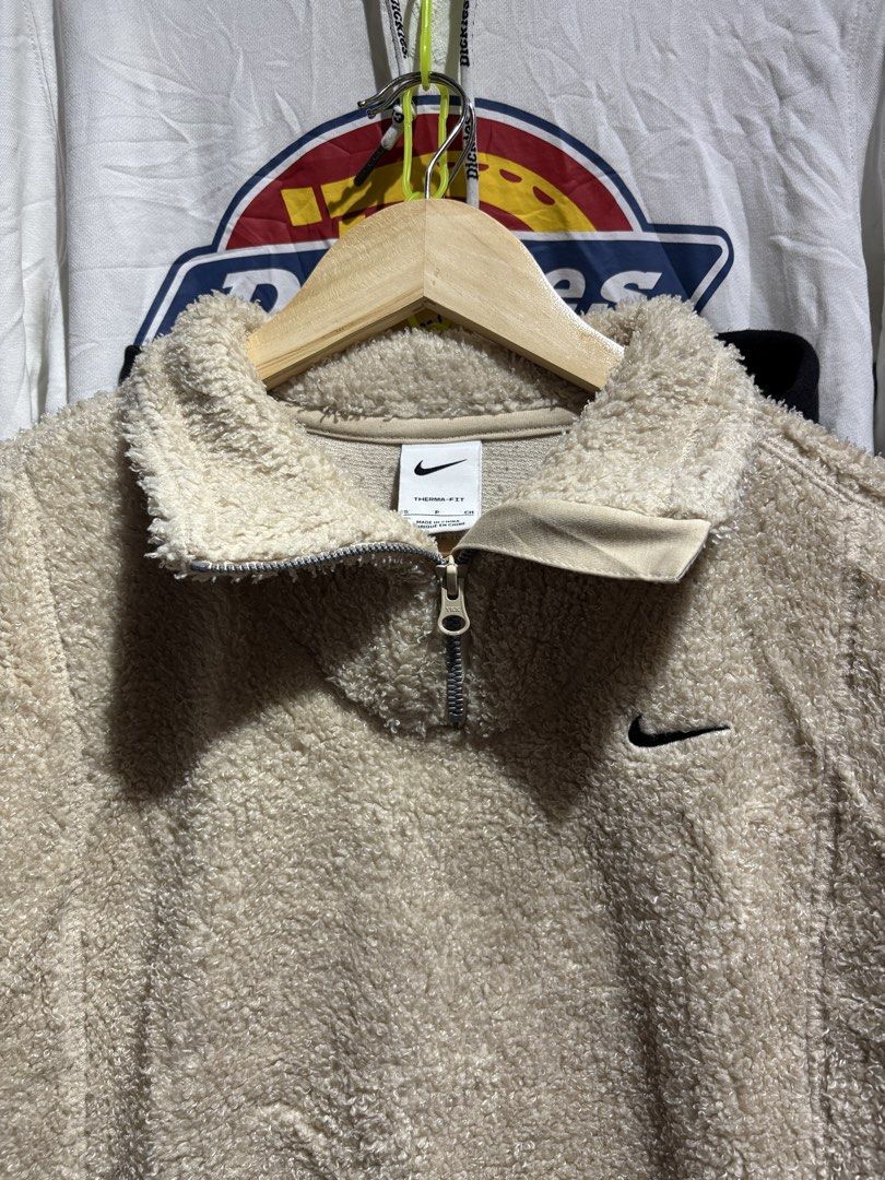 Nike Fleece Knit Pullover Half-Zip Stand Collar Jacket (Category: Coats, Jackets and Outerwear) located in Cavite. Submitted by staythrifted.23 (Listing ID 1470028293, Image 2). Description: Nike Fleece Knit Pullover Half-Zip Stand Collar Jacket Small on 🏷️ Dimes : Length 25 Width 22 Like new Color rate 9.7/10 Issue : Missing lace . Waist area Loc. Cavite We ship nationwide Payment first 📌DISCLAIMER: We are not associated or affiliated with any
