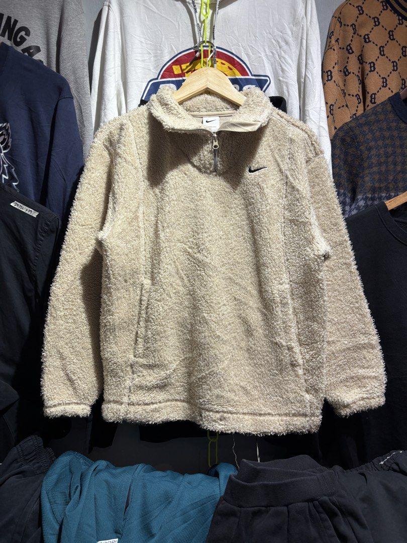 Nike Fleece Knit Pullover Half-Zip Stand Collar Jacket (Category: Coats, Jackets and Outerwear) located in Cavite. Submitted by staythrifted.23 (Listing ID 1470028293, Image 1). Description: Nike Fleece Knit Pullover Half-Zip Stand Collar Jacket Small on 🏷️ Dimes : Length 25 Width 22 Like new Color rate 9.7/10 Issue : Missing lace . Waist area Loc. Cavite We ship nationwide Payment first 📌DISCLAIMER: We are not associated or affiliated with any