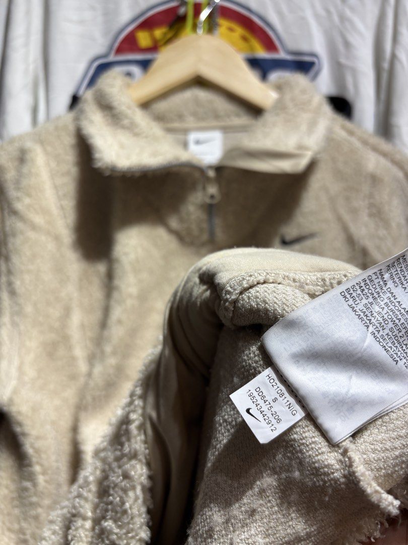 Nike Fleece Knit Pullover Half-Zip Stand Collar Jacket (Category: Coats, Jackets and Outerwear) located in Cavite. Submitted by staythrifted.23 (Listing ID 1470028293, Image 3). Description: Nike Fleece Knit Pullover Half-Zip Stand Collar Jacket Small on 🏷️ Dimes : Length 25 Width 22 Like new Color rate 9.7/10 Issue : Missing lace . Waist area Loc. Cavite We ship nationwide Payment first 📌DISCLAIMER: We are not associated or affiliated with any