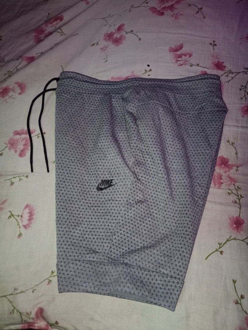 Nike Gray Cross Pattern Tech Fleece Shorts Size L (Category: Shorts) located in Manila. Submitted by naixhrift (Listing ID 1470112559, Image 1). Description: NikeTech Fleece Shorts Abbove the knee size Large Multi pocket Length 20 Waist 30 to 40 950 plus ship jnt courier payment on gcash manila area .