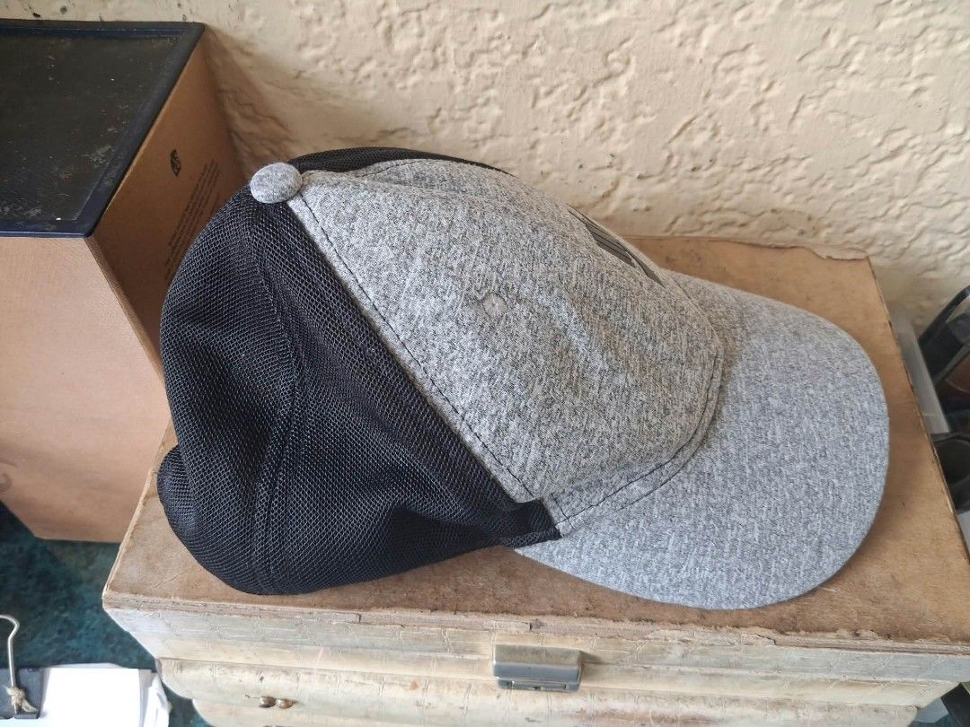 Nike Grey and Black Trucker Cap (Category: Caps & Hats) located in Pasig City. Submitted by rjkfindsofficial (Listing ID 1469949995, Image 3). Description: off, d ko trip kaya benta na lng.