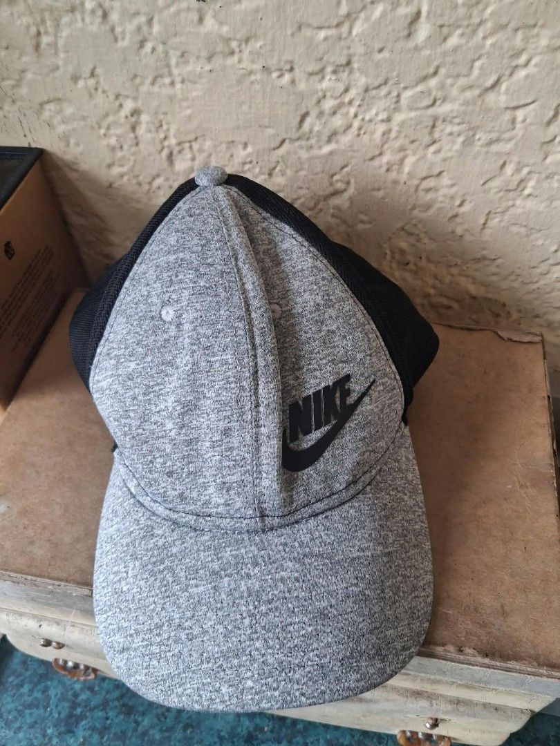 Nike Grey and Black Trucker Cap (Category: Caps & Hats) located in Pasig City. Submitted by rjkfindsofficial (Listing ID 1469949995, Image 1). Description: off, d ko trip kaya benta na lng.