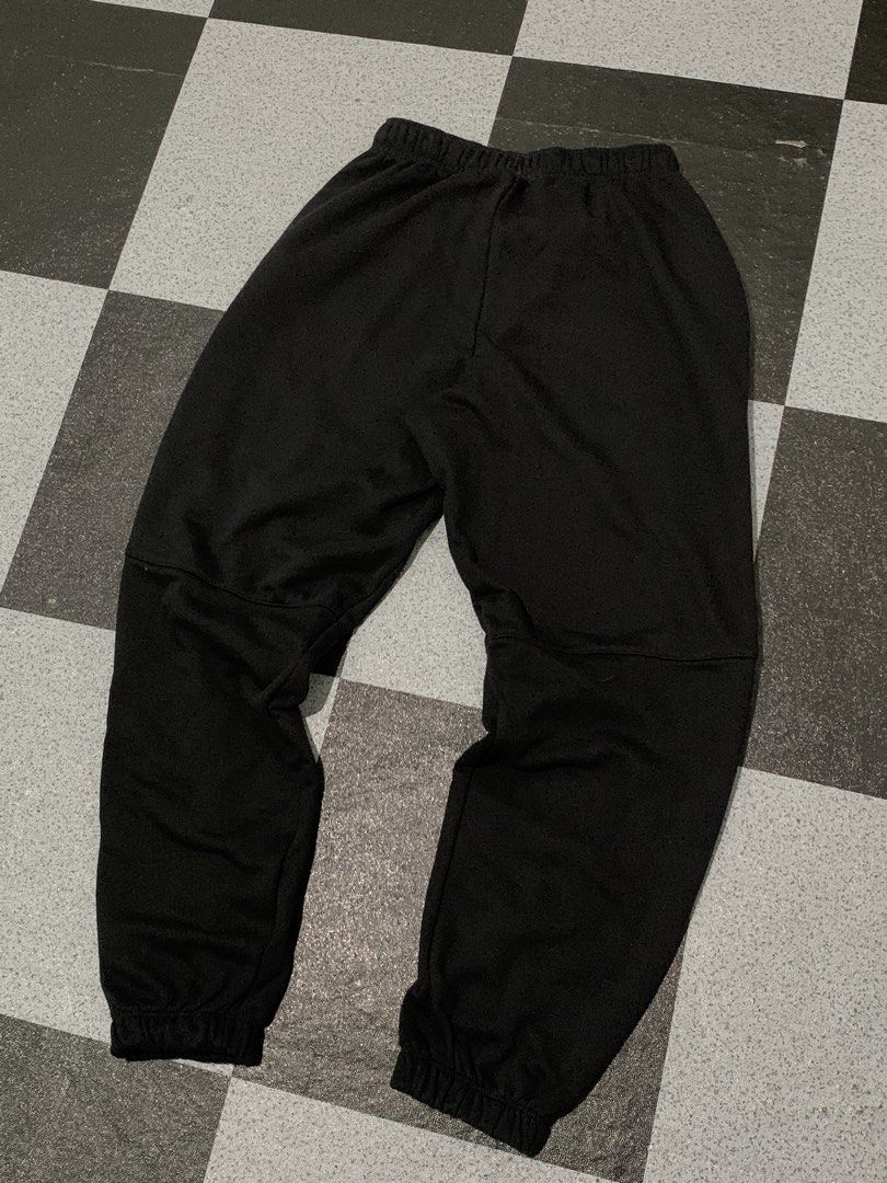 Nike jogger pants (Category: Joggers) located in Angeles City. Submitted by badillajel81176 (Listing ID 1470017966, Image 2). Description: WTS –Nike jogger 📏 Size: Tag size “26“pag naka stretch 34 📏 Measurements: Thight: 13 Length: 37 Hem:5/Stretch-8 💢Issue-No issue ✨ Condition: 10/10 🟦 Color Rate:10/10 📍 Pampanga Angeles City 📦 Shipping available nationwide.