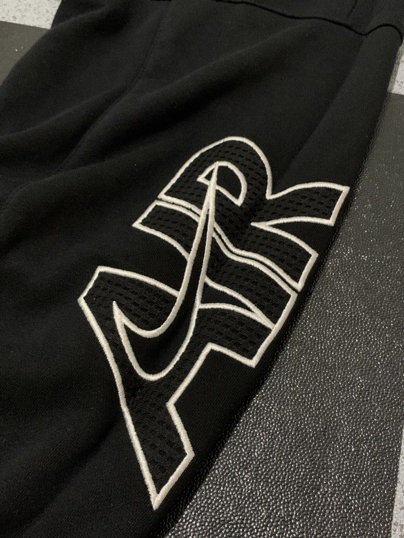 Nike jogger pants (Category: Joggers) located in Angeles City. Submitted by badillajel81176 (Listing ID 1470017966, Image 3). Description: WTS –Nike jogger 📏 Size: Tag size “26“pag naka stretch 34 📏 Measurements: Thight: 13 Length: 37 Hem:5/Stretch-8 💢Issue-No issue ✨ Condition: 10/10 🟦 Color Rate:10/10 📍 Pampanga Angeles City 📦 Shipping available nationwide.