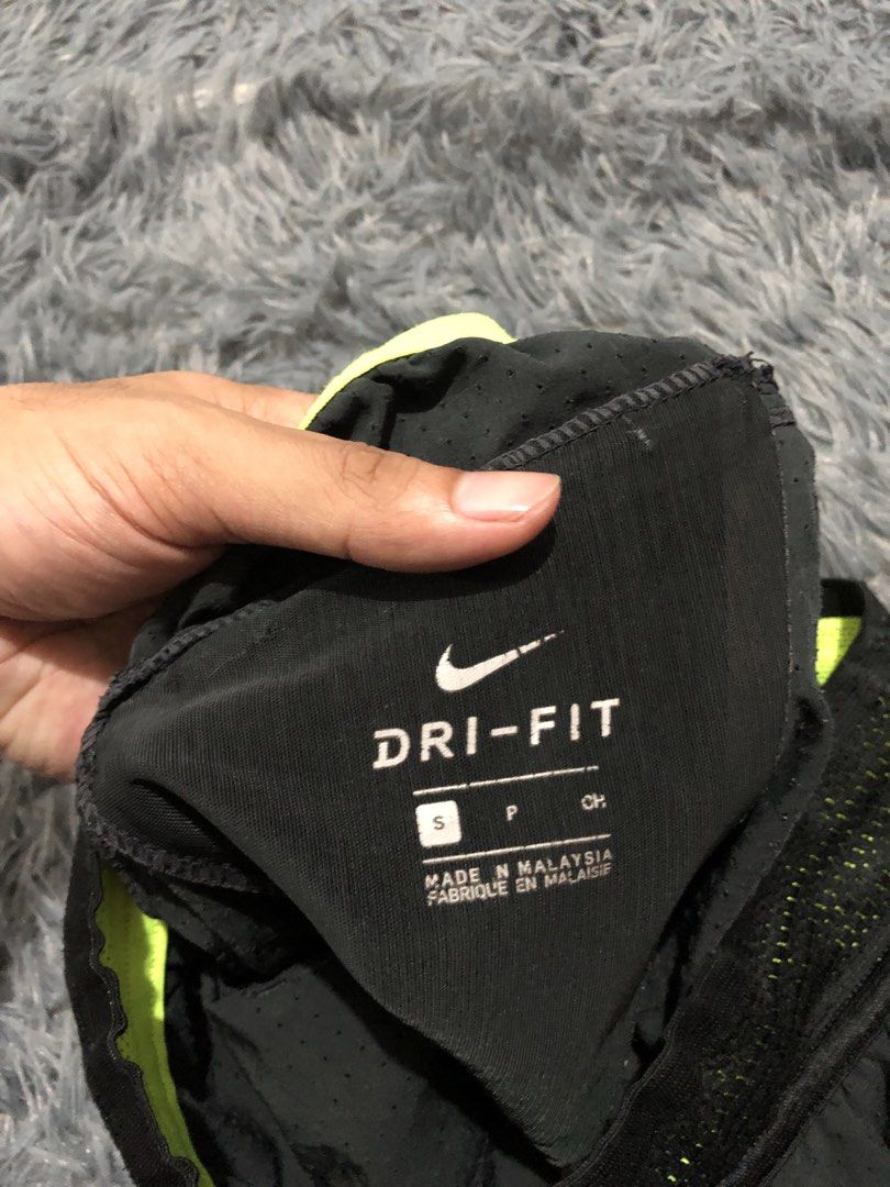 Nike Mesh Short (Category: Shorts) located in Manila. Submitted by raremountain00 (Listing ID 1470133054, Image 3). Description: Authentic Excellent condition Issue check last picture , unnoticable .