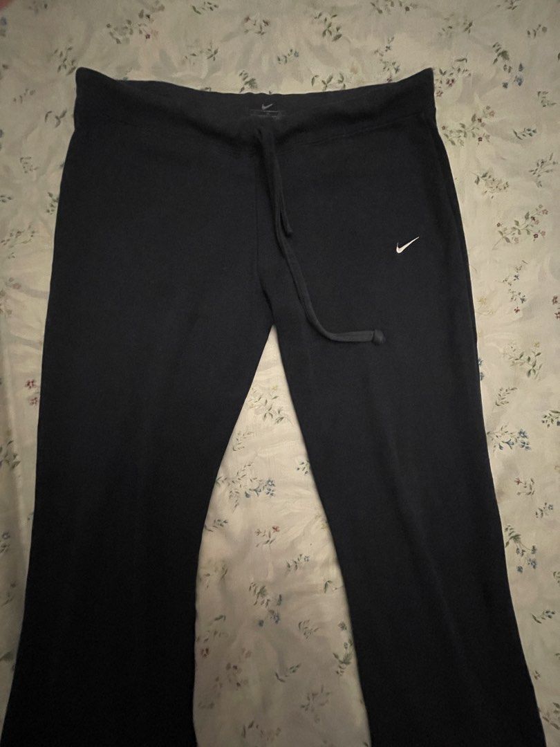 Nike Navy Blue Sweatpants (Category: Activewear) located in Marikina City. Submitted by prelovedbyshams.sy (Listing ID 1470083170, Image 1). Description: .