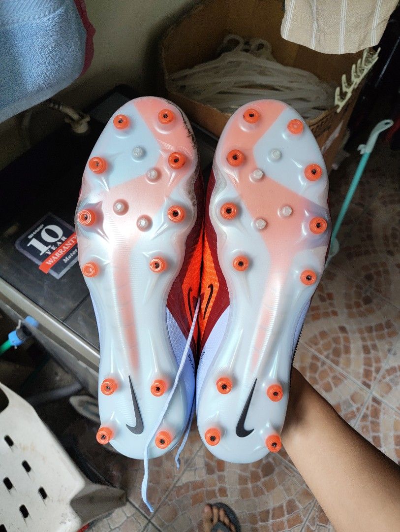 Nike Phantom 6 Elite Lows AG (Category: Racket and Ball Sports) located in Manila. Submitted by justingnt (Listing ID 1470001880, Image 3). Description: Size 11.5 US / 10.5 UK Used Once RFS: Too Big on Me Includes: Original bootbag and box Negotiable Original Price PHP 14,495.