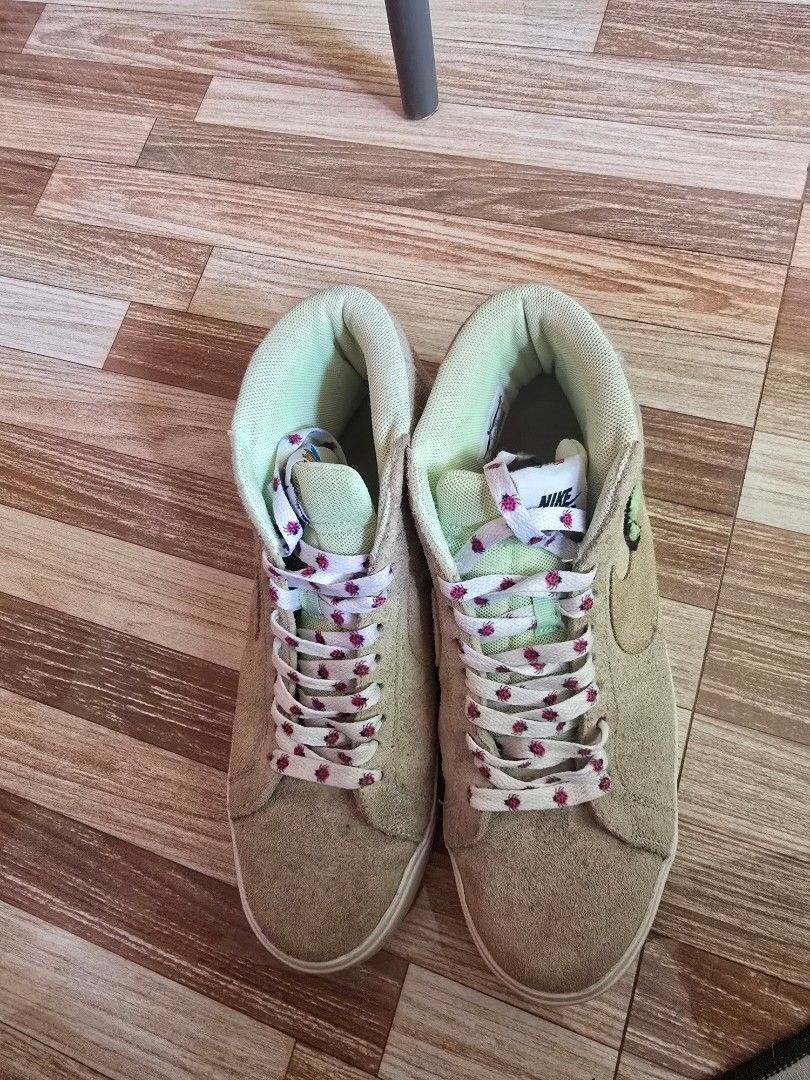 Nike SB x Frog Skateboards Blazer Mid (Category: Sneakers) located in Urbiztondo. Submitted by supersirlem (Listing ID 1469963880, Image 1). Description: - Brand: Nike SB x Frog Skateboards - Model: Blazer Mid - Size: US 8 - Design Details: Hairy tan suede upper with a light green collar and fuzzy frog side patch - Special Features: Custom ladybug-printed laces and 'frog' embroidered on the heel - Condition: Unique collectible skate collaboration