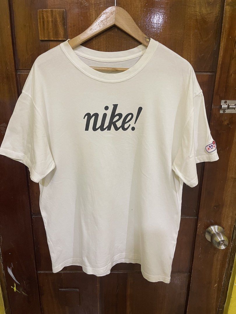 Nike Shirt (Category: Tshirts & Polo Shirts ) located in Marikina City. Submitted by greatfindsmnlph (Listing ID 1470135709, Image 1). Description: Ni ke Shirt Price: 250 Size: Large Width: 23 Length: 30 Color: White Color Rate: 10/10 Condition: 10/10 almost new Very nice in actual.