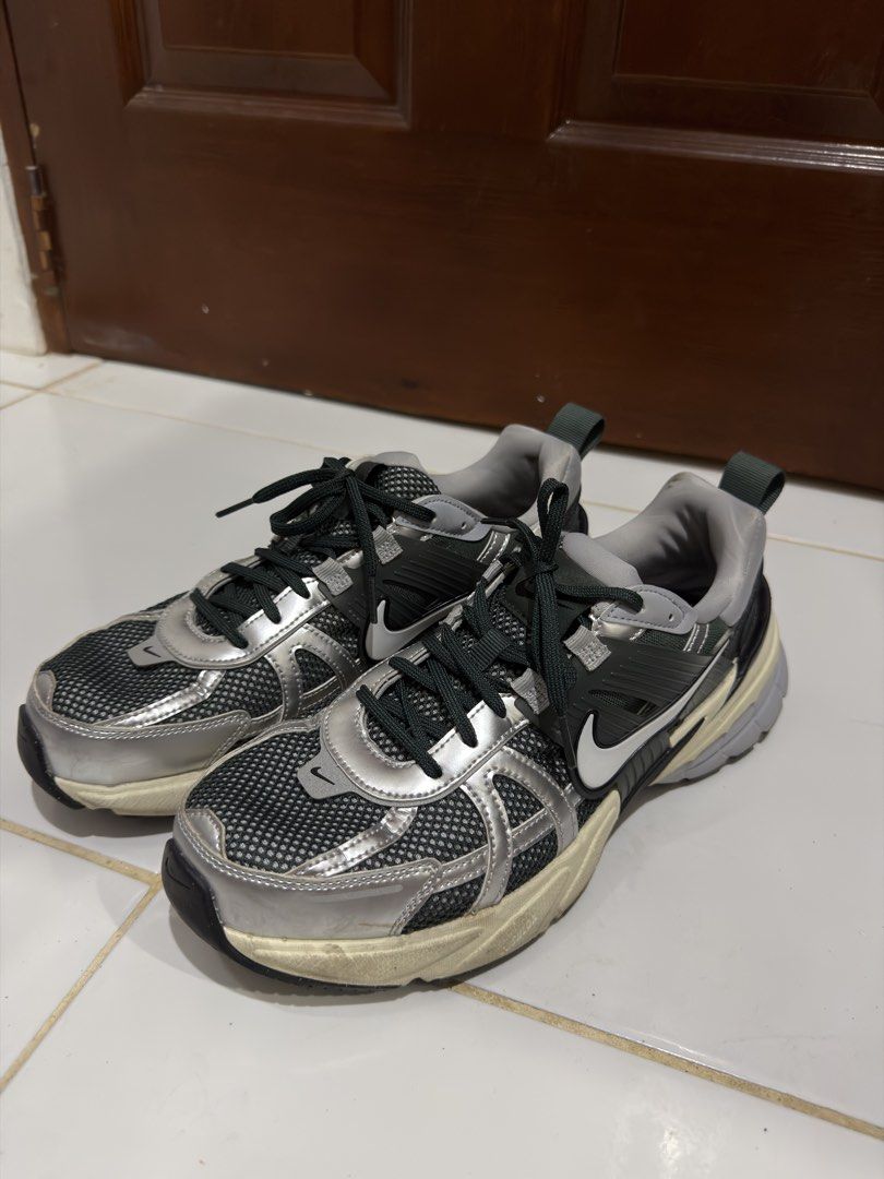 Nike Shoes (Category: Casual Shoes) located in Paranaque City. Submitted by ozneobaruc (Listing ID 1470087455, Image 2). Description: Tatum 4 sonic yellow - 2800 -size 10.5 US -used only 3 times (never for basketball) - with orig box Nike V2k Run Green -2500 -size 10.5 US -with orig box -used but not abused Loc: Sucat, Parañaque.