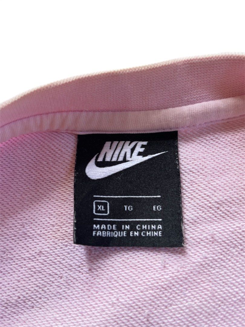 Nike Side Logo Sweater (Category: Formal Shirts) located in Davao. Submitted by fastbear-aad4 (Listing ID 1470110570, Image 3). Description: NIKE MULTIPLE SWOOSH CREW NECK Dry-fit Nylon pocket Size: Large on tag Dimes: 22x26 Color rate: 9/10 Condition: Excellent! Issue: None 📩📩📩.