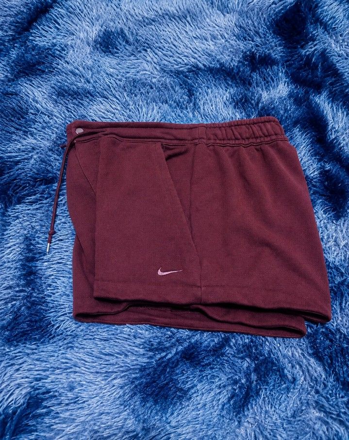 Nike sweat short (Category: Shorts) located in Bacolod City. Submitted by wepthriftstyle (Listing ID 1470023264, Image 1). Description: NIKE sweat short SIZE/DIMES: 30 waist 14 length 28 leg opening 22 thigh no issue excellent actual color: choco brown color rate: 10/10 complete tags 100% cotton thick fabric embroid logo for playing pickle ball short for womens 699 +sf 📩📩📩.