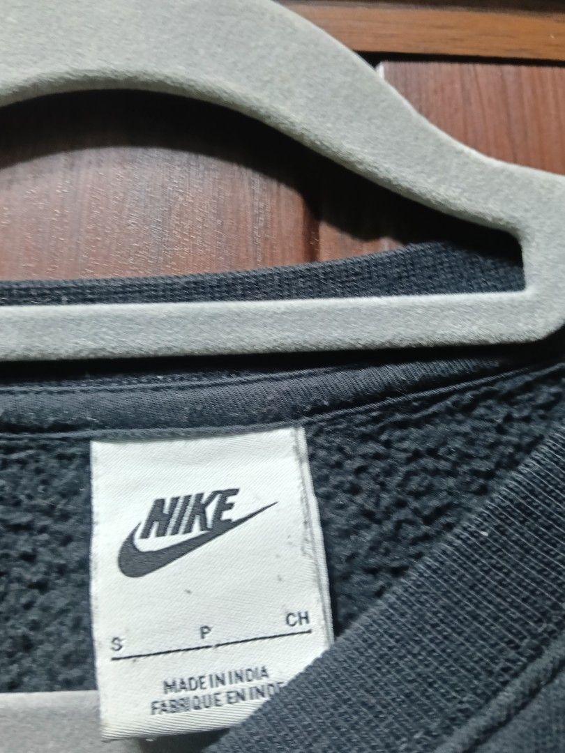 Nike Sweater White Tags (Category: Activewear) located in Manila. Submitted by wrld.thrift.04 (Listing ID 1470141901, Image 3). Description: Good condition PM for more info Payment First Can do meet up or ship.