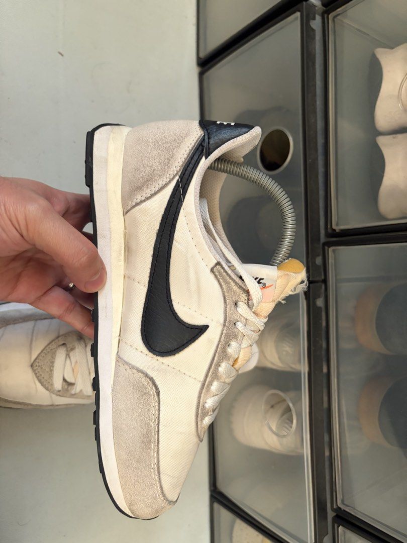 Nike Tailwind (Category: Sneakers) located in Makati City. Submitted by mmry1214 (Listing ID 1470139100, Image 2). Description: For sale only Nike tailwind Size 6.5mens/8womens Good condition no box 1,200php only Issue: need lang ng linis RFS: uuwi na ng province 📍Guadalupe Nuevo, Makati City.