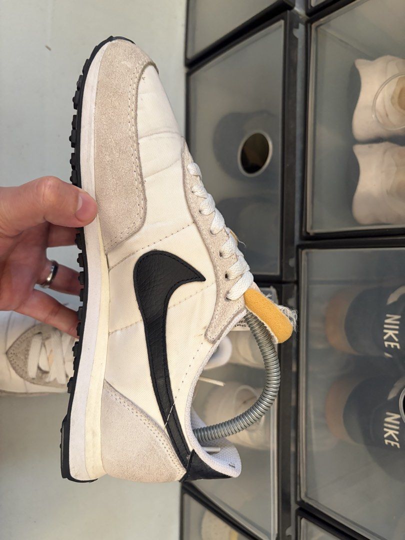 Nike Tailwind (Category: Sneakers) located in Makati City. Submitted by mmry1214 (Listing ID 1470139100, Image 3). Description: For sale only Nike tailwind Size 6.5mens/8womens Good condition no box 1,200php only Issue: need lang ng linis RFS: uuwi na ng province 📍Guadalupe Nuevo, Makati City.