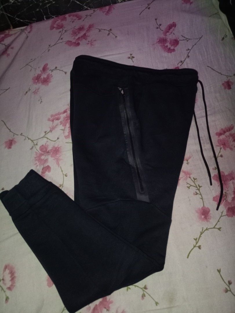 Nike Tech Fleece Jogger Pants Black Size S (Category: Joggers) located in Manila. Submitted by naixhrift (Listing ID 1470111900, Image 3). Description: Nike Techfleece Jogger pants Size Small Multi Pocket Length 37 Waist 30 to 36 950 plus ship jnt courier payment on gcash manila area .