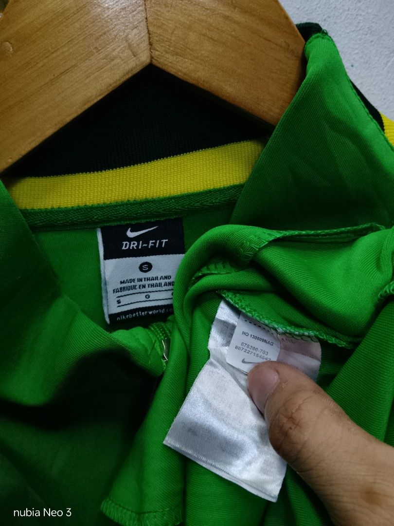 nike track jacket (Category: Coats, Jackets and Outerwear) located in Valenzuela. Submitted by joshwrldselection (Listing ID 1470140564, Image 3). Description: small - medium excellent condition need wash only thrift..