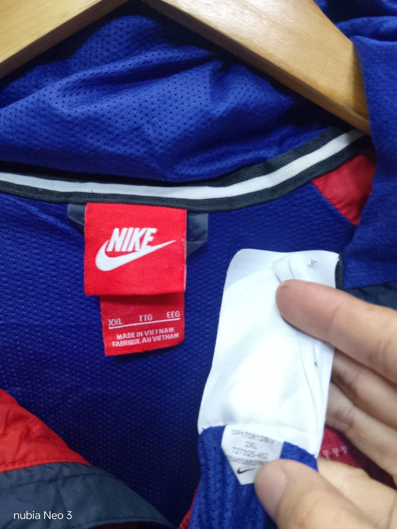 nike tri tone windbreaker (Category: Coats, Jackets and Outerwear) located in Valenzuela. Submitted by joshwrldselection (Listing ID 1470140244, Image 3). Description: large - xl excellent condition need wash only / fine lints on hem / ribbings thrift..