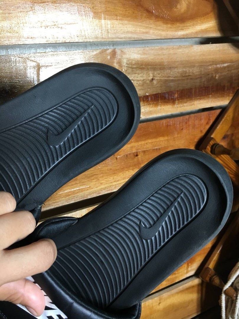 Nike Victori One Men's Slide (Category: Slippers & Slides) located in Pagadian. Submitted by angelcanzado (Listing ID 1470136711, Image 2). Description: Nike Victori One Men's Slide Excellent Condition Very comfy kaau gaan ra Size: US 9 , EUR 40.5 , CM 26.