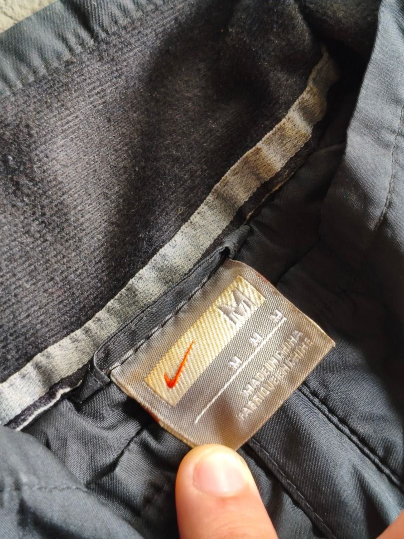 Nike Vintage Black Windbreaker Jacket (Category: Coats, Jackets and Outerwear) located in Cavite. Submitted by benta.ni.jm (Listing ID 1470019559, Image 3). Description: Size: M Dimensions: 22x27 Condition: 10/10 Color Rate: 10/10 Issue: 📩📩📩.
