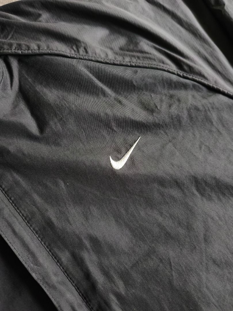 Nike Vintage Black Windbreaker Jacket (Category: Coats, Jackets and Outerwear) located in Cavite. Submitted by benta.ni.jm (Listing ID 1470019559, Image 2). Description: Size: M Dimensions: 22x27 Condition: 10/10 Color Rate: 10/10 Issue: 📩📩📩.